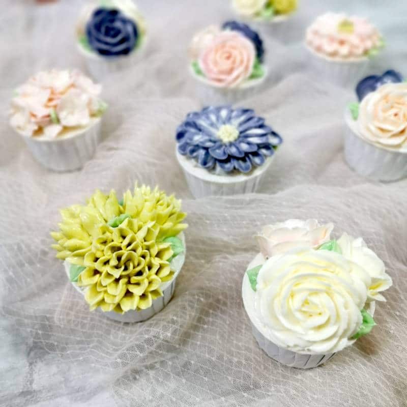 Handpiped buttercream floral Cupcakes(2)
