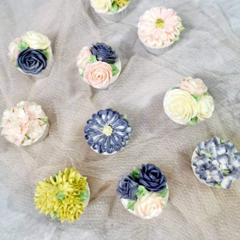Handpiped buttercream floral Cupcakes(3)