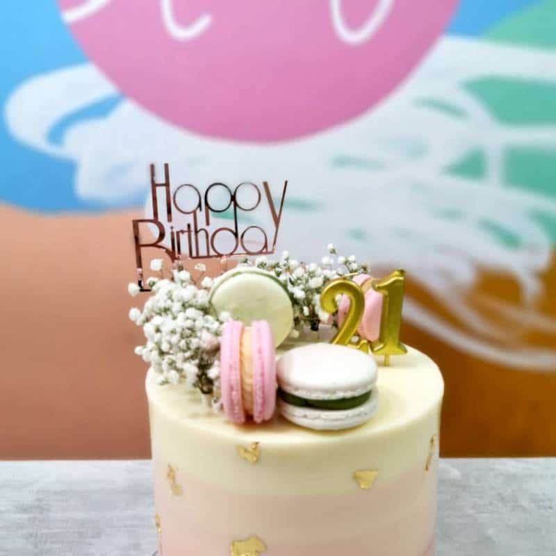 baby breath macarons ombre cake