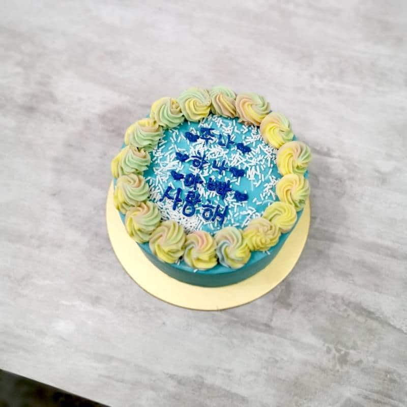 frozen blue wording cake(1)